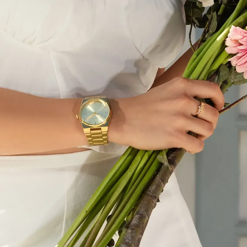 Radiant Air Reloj de Mujer Dorado con Brazalete de Acero